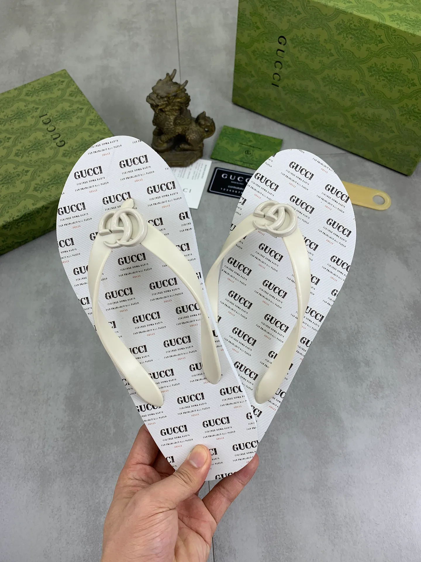 Men's men's shoes 💰P220💰【New style】🆘【GUCCI】Official website's popular Gucci adult couple 🧑‍🤝‍🧑 style, children's flip-flops are on sale at the counter simultaneously! Original fabric imported from Italy. Original bottom provided by the original factory. Size: Adult 36-45. Children’s size: 30-37. Multiple colors available.